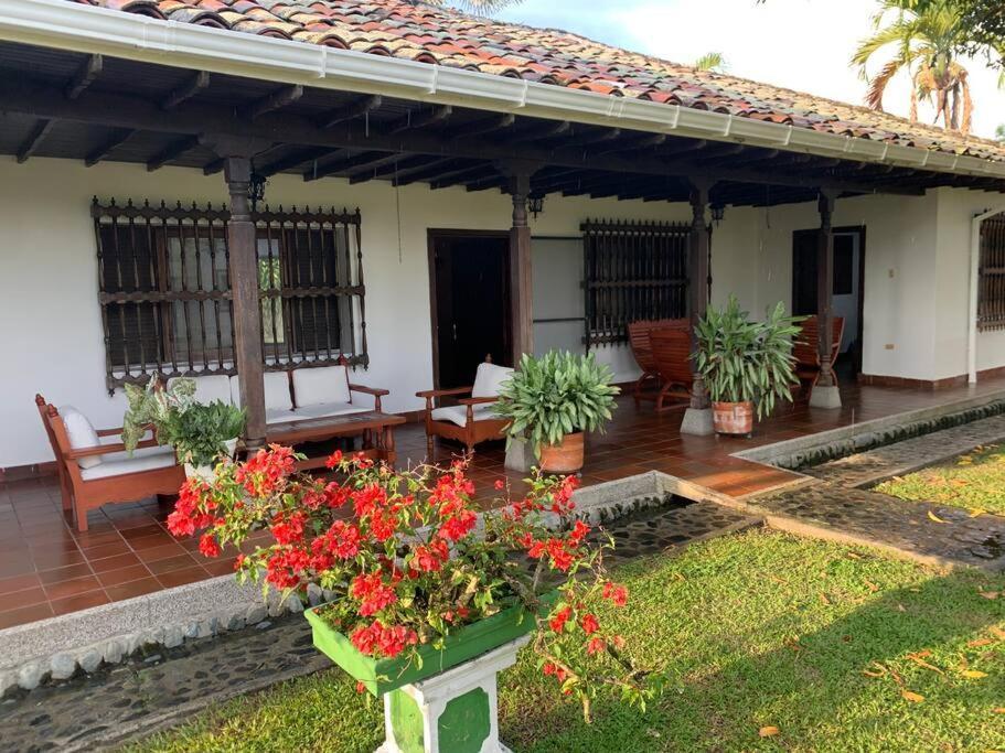 Hermosa Y Tranquila Con Piscina Ginebra