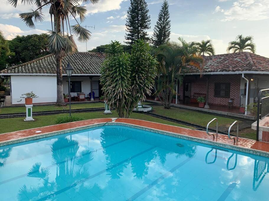 Hermosa Y Tranquila Con Piscina Villa