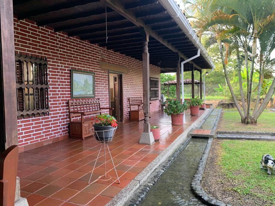 Hermosa Y Tranquila Con Piscina Villa