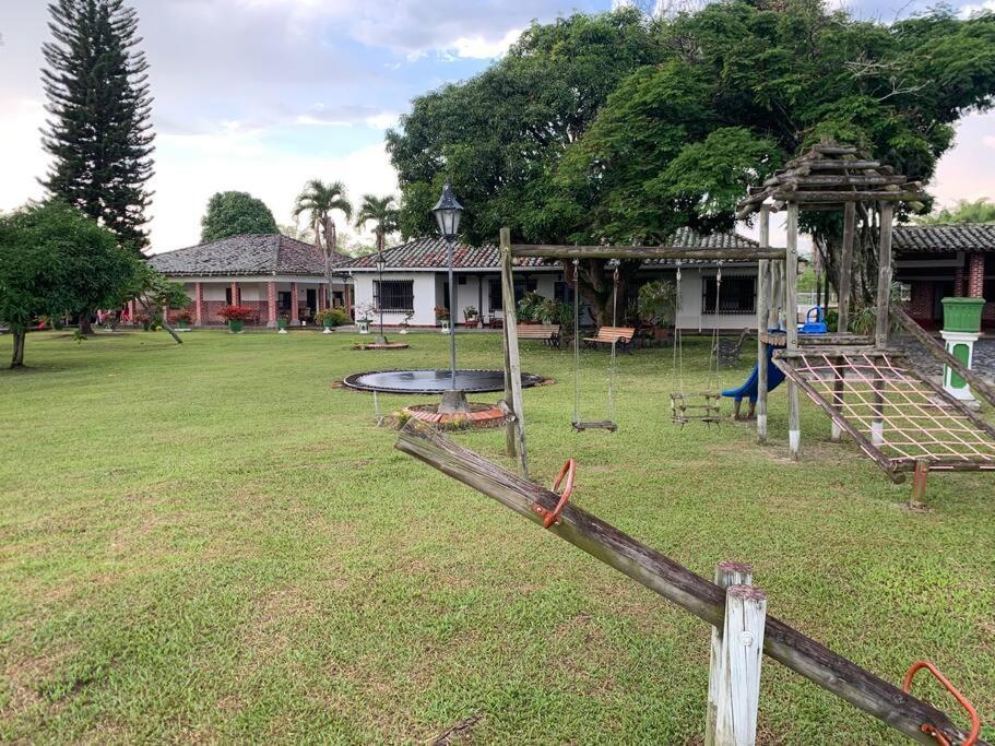 Hermosa Y Tranquila Con Piscina Villa